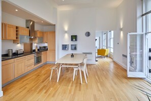 Hus | Eget kök | Kylskåp, mikrovågsugn, ugn och spishäll