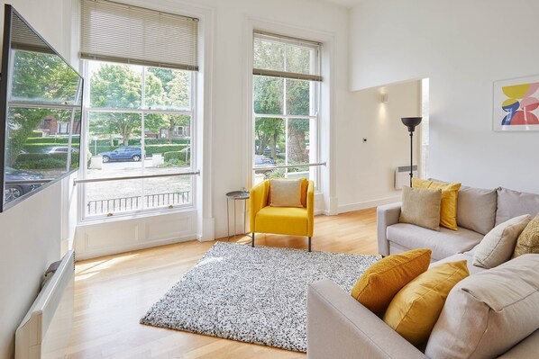 منزل | منطقة المعيشة | تلفزيون بشاشة مسطحة بحجم 32-بوصة يعرض قنوات تلفزيونية رقمية، تلفزيون