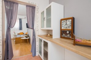 Apartment, 1 Queen Bed with Sofa bed | 1 bedroom, iron/ironing board, free WiFi, bed sheets - 2 - Modern Apartment With Garden, 80m From Beach (Marina)