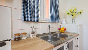 Apartment, 1 Queen Bed with Sofa bed | Private kitchen | Fridge, oven, stovetop, dishwasher