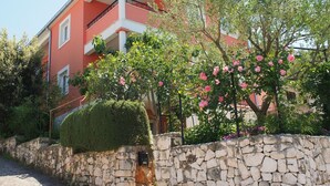 A red building with a stone wall and a well-maintained garden. - 2 - Modern Apartment With Garden, 80m From Beach (Marina)