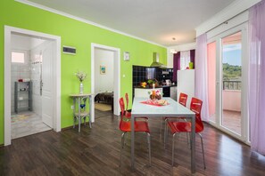 Departamento, varias camas | 1 habitación, tabla de planchar con plancha, wifi gratis y ropa de cama 
