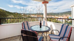 A balcony with a glass table, striped chairs, and a bottle of wine. - 1 - Modern apt w big Garden & Terrace w. sea View (Marina)