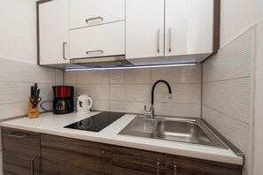 Apartment, 1 Queen-Bett | Eigene Küche | Kühlschrank, Herdplatte, Wasserkocher mit Kaffee-/Teezubehör