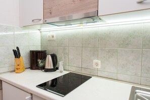 Apartment, 1 Queen Bed | Private kitchen | Fridge, stovetop, coffee/tea maker, electric kettle