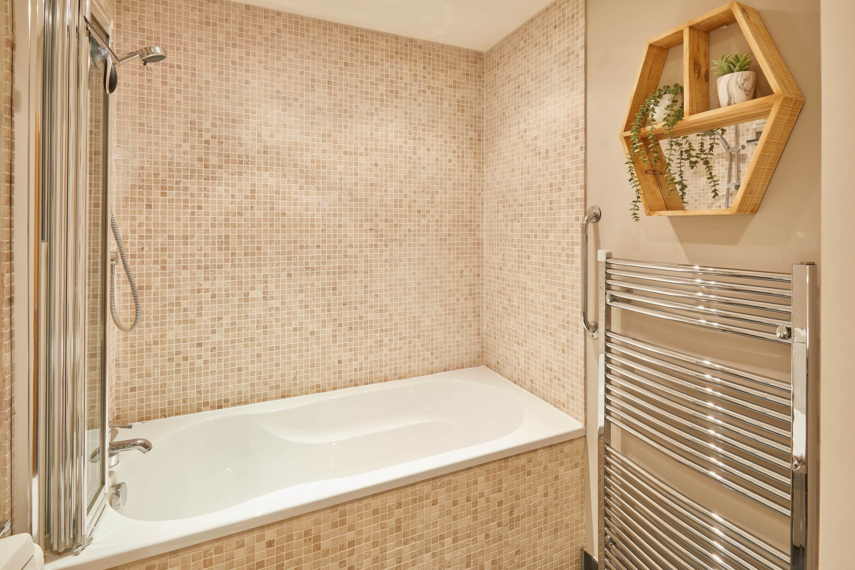 House | Bathroom | Combined shower/tub, towels