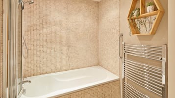 House | Bathroom | Combined shower/tub, towels