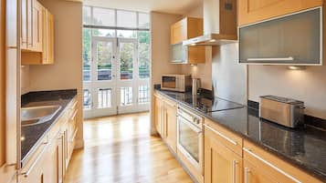 House | Private kitchen | Fridge, microwave, oven, stovetop