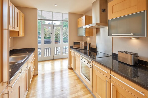 Maison | Cuisine privée | Réfrigérateur, micro-ondes, four, plaque de cuisson