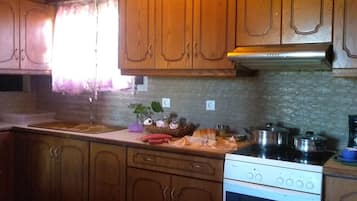 Kjøleskap, mikrobølgeovn, ovn og kaffetrakter/tekoker