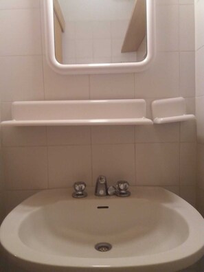 Duschwanne, Haartrockner, Bidet, Handtücher