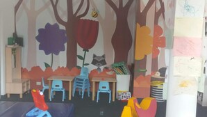 A children's play area with colorful furniture and a mural of trees and flowers. - San Sicario Alto Terrazza sui Monti (Italia)