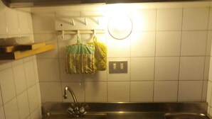 A kitchen with two sinks, a stove, and a refrigerator. - San Sicario Alto Terrazza sui Monti (Italia)