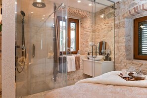 华丽开间套房 | 浴室 | 淋浴设施、免费洗浴用品、吹风机、肥皂