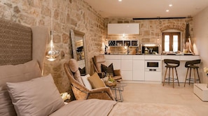 Deluxe-Studiosuite | Wohnbereich | 55-Zoll-Smart-TV mit Kabelempfang, Fernseher