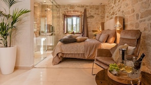 Deluxe-Studiosuite | Wohnbereich | 55-Zoll-Smart-TV mit Kabelempfang, Fernseher