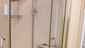 Basic-Doppelzimmer | Badezimmer