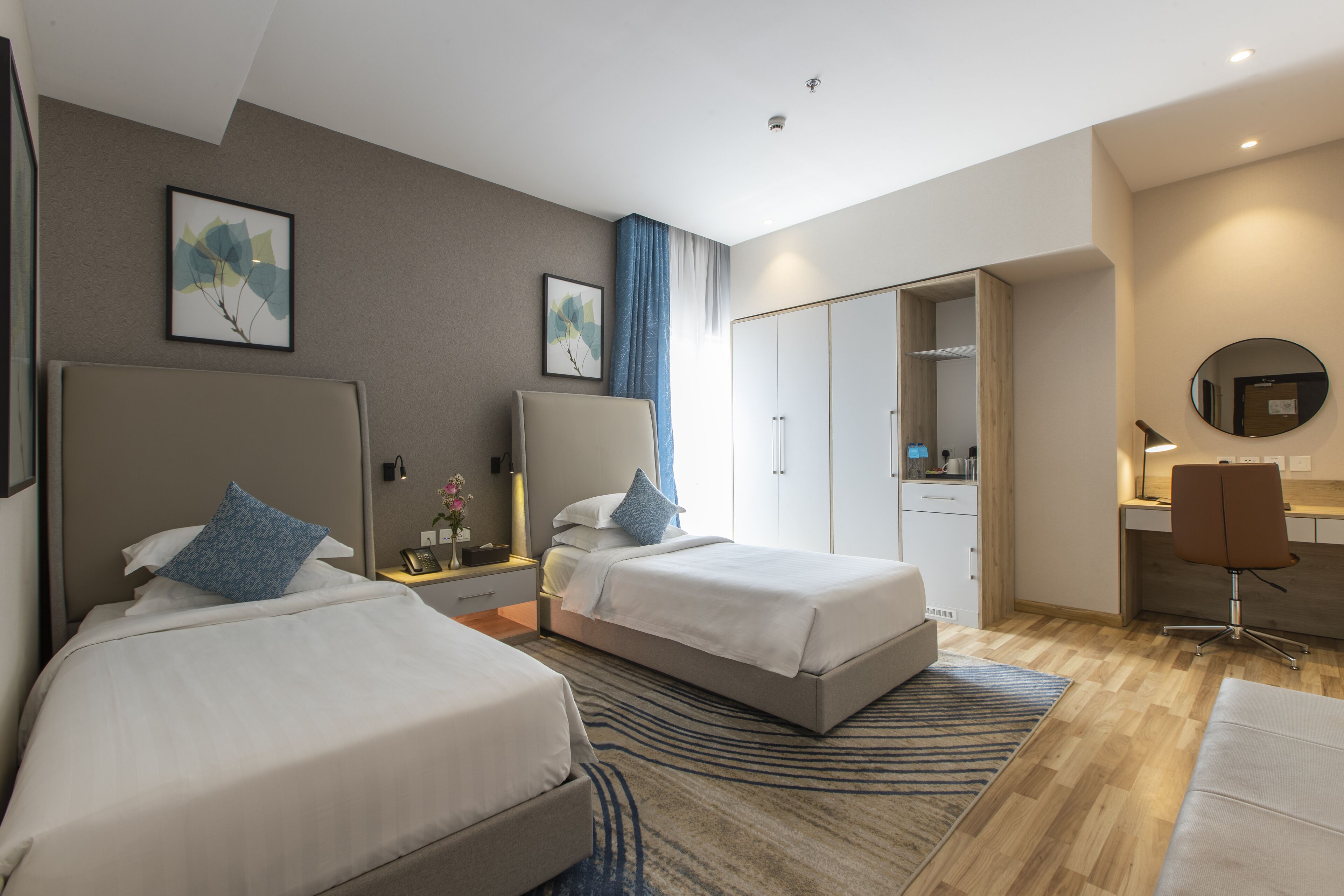 Minibar, caja de seguridad en la habitación y escritorio 