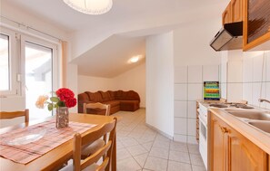 Fridge, oven, stovetop, coffee/tea maker - 1 bedroom amazing apartment in Marsici (Marsici)