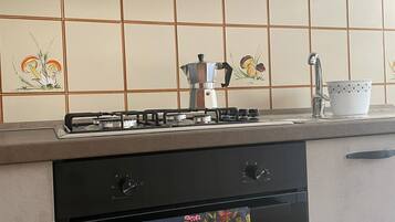 Réfrigérateur, four, plaque de cuisson, cafetiÚre/bouilloire