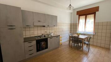 Réfrigérateur, four, plaque de cuisson, cafetiÚre/bouilloire