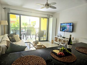 TV connectée, table de tennis de table, livres