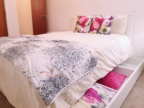 1 bedroom, iron/ironing board, free WiFi, bed sheets - Awesome 1-bed Apartment in London Near o2 (London)