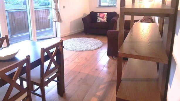 Apartment, 1 Katil Ratu (Queen) | Ruang tamu | 30 inci televisyen dengan digital 