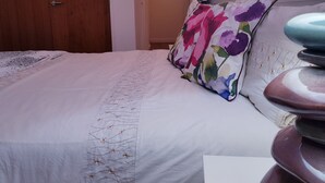 Apartment, 1 Katil Ratu (Queen) | 1 bilik tidur, seterika/papan seterika, Wi-fi percuma, cadar katil 
