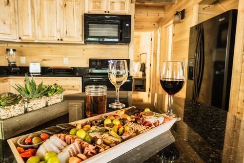 Secluded Cabin Getaway | Hot Tub • Pool Table • 2 Pools • Near Parkway!