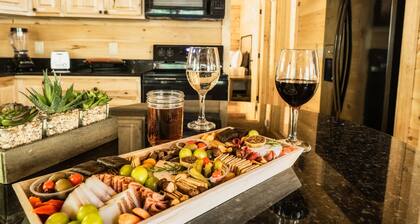 Secluded Cabin Getaway | Hot Tub • Pool Table • 2 Pools • Near Parkway!