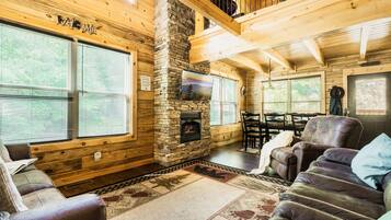 Smart TV, chimenea y futbolito