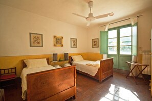 6 bedrooms, iron/ironing board, WiFi, bed sheets