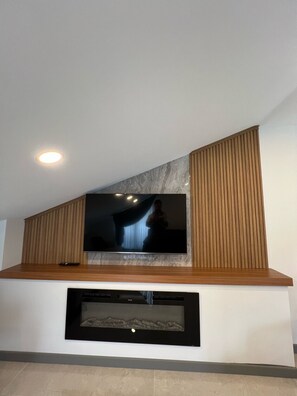 经典复式房 | 起居区 | 82-厘米液晶电视（配备卫星频道）、电视、加热地板