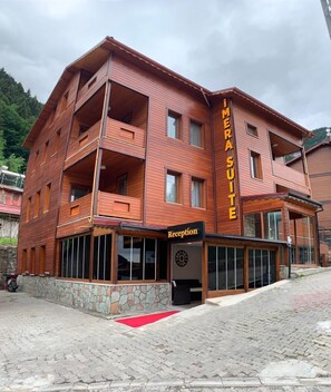 3 quartos, cortinas blackout, quartos à prova de som