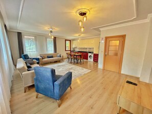 Apartamento | Área de estar | TV LCD 82 cm com canais via satélite, TV, pisos aquecidos