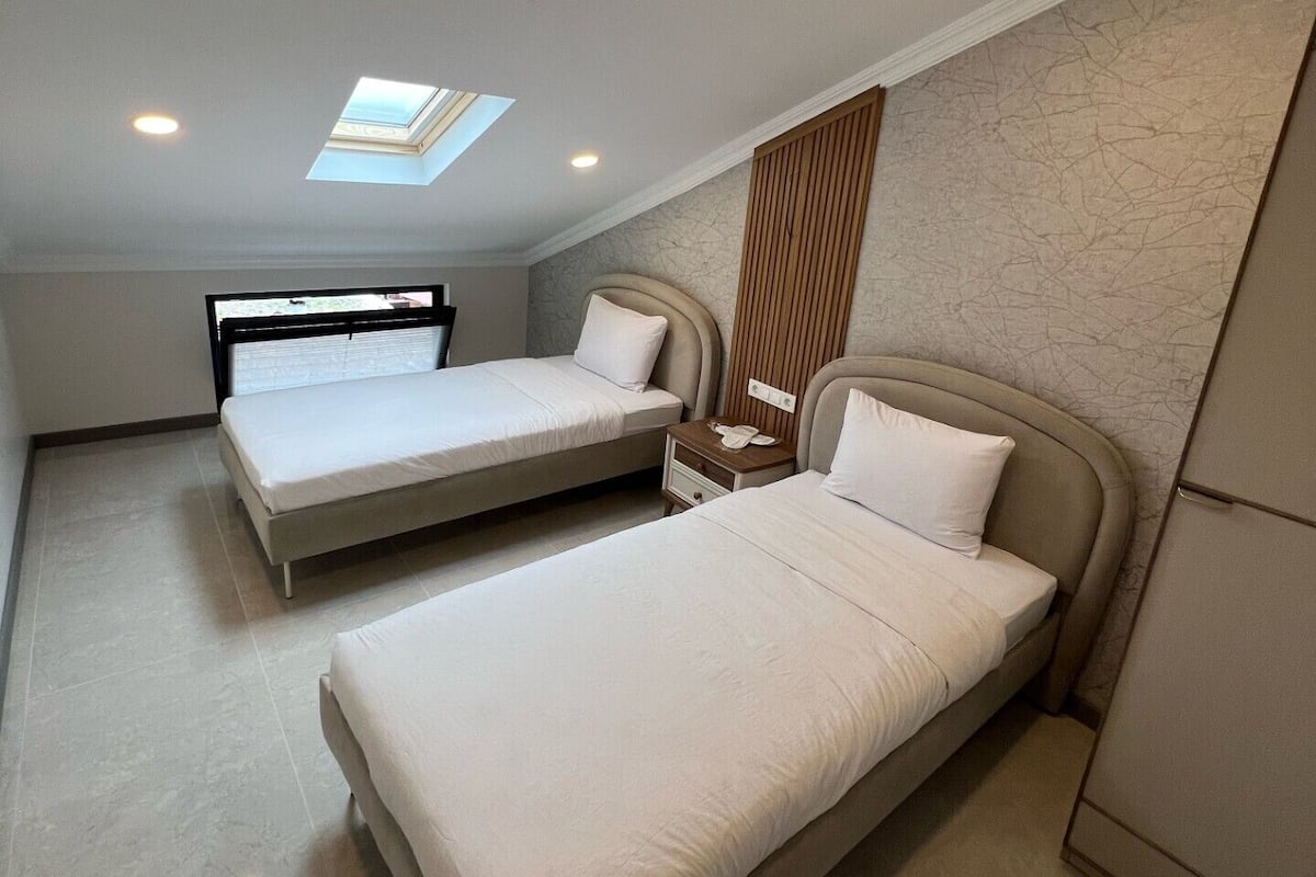 Classic Loft | 3 bedrooms, blackout drapes, soundproofing, iron/ironing board