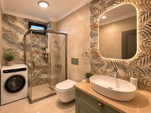 Apartment | Bathroom | Shower, rainfall showerhead, slippers, towels - Imera Suite Hotel (Çaykara)