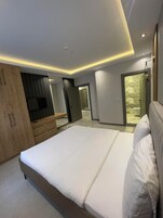 3 habitaciones, cortinas blackout y sistema de insonorización 