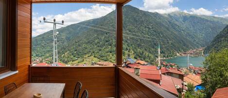 Lake View King Suite | Terrace/patio