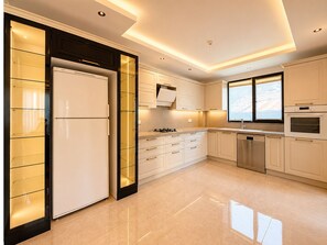 Apartment | Private kitchen | Fridge, oven, stovetop, electric kettle - Imera Suite Hotel (Çaykara)