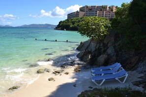 Plage à proximité, chaises longues, serviettes de plage