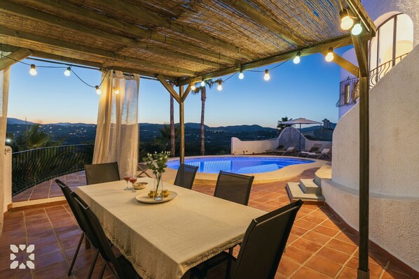 تناول الطعام بالخارج