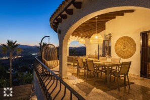 تناول الطعام بالخارج