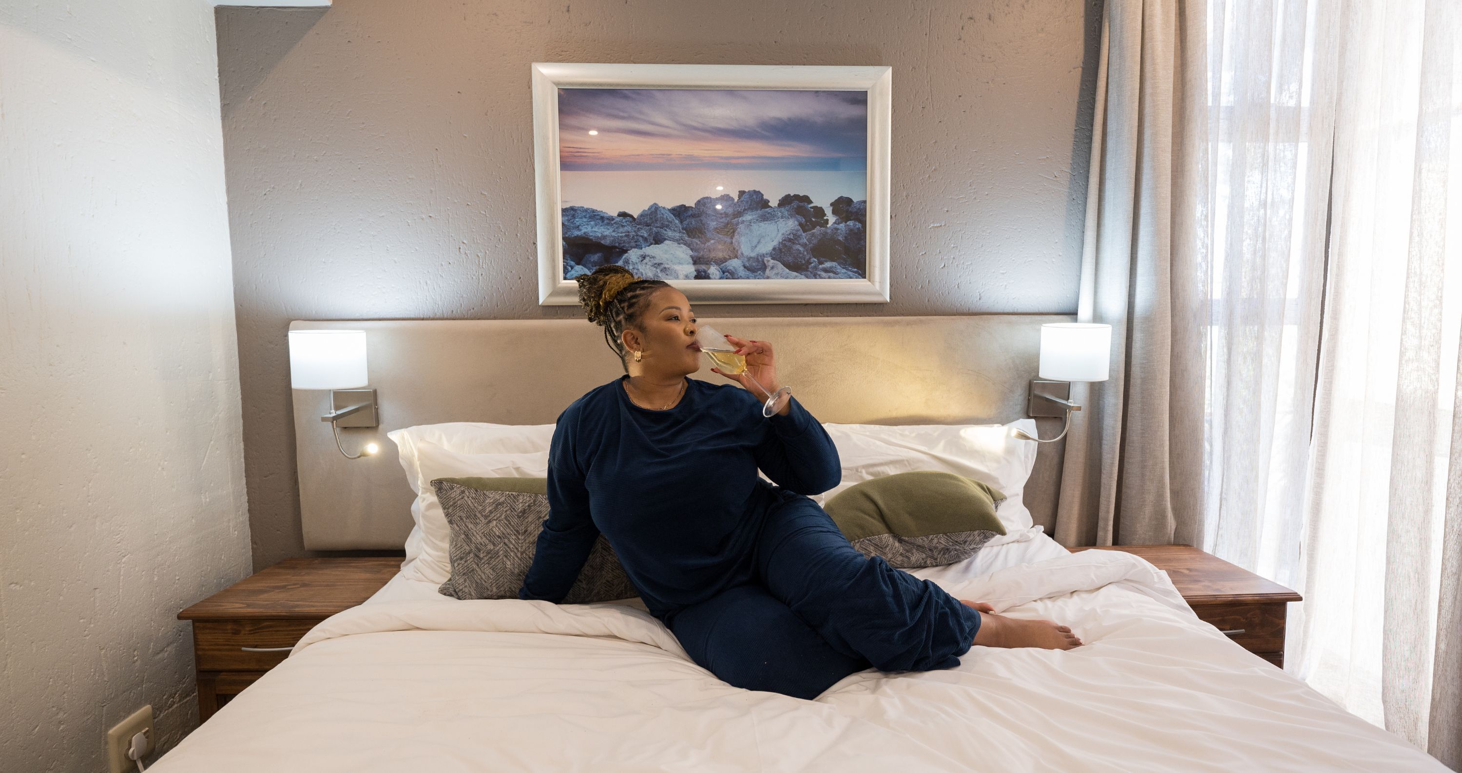 ミニバー、セーフティボックス (室内)、デスク、ノートパソコン用作業スペース