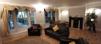 เฮาส์ - สลีปส์ อัพ ทู 14 แอนด์ พาร์คกิ้ง อเวเลเบิล