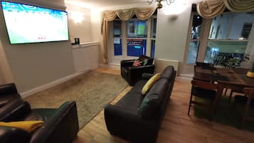 Leilighet | Oppholdsrom | En 30-tommers TV med kabel-kanaler