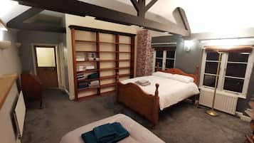 Apartment | 6 bedrooms, iron/ironing board, free WiFi, bed sheets