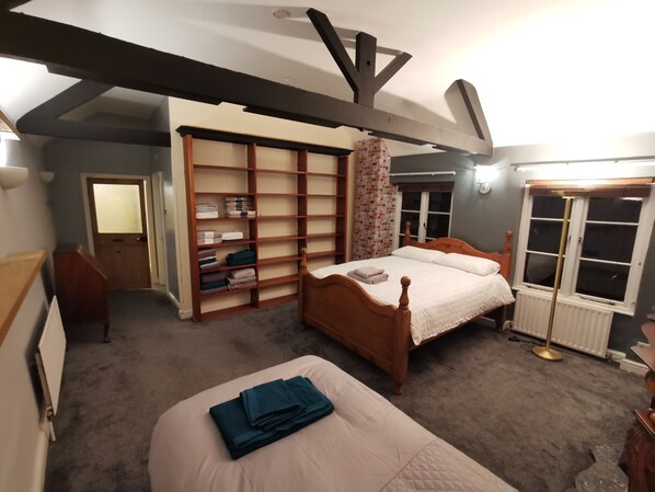 Apartment | 6 bedrooms, iron/ironing board, free WiFi, bed sheets