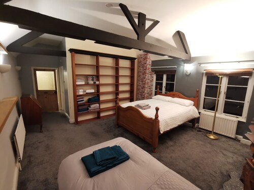 House - Sleeps up to 14 & Parking Available